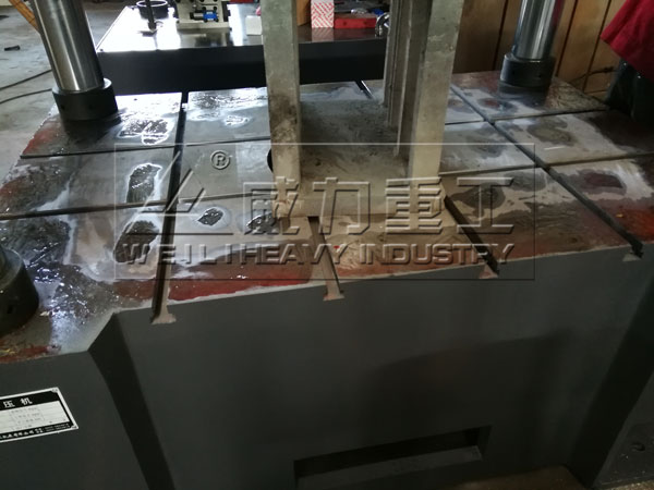 不銹鋼水箱成型液壓機(jī)工作臺(tái)